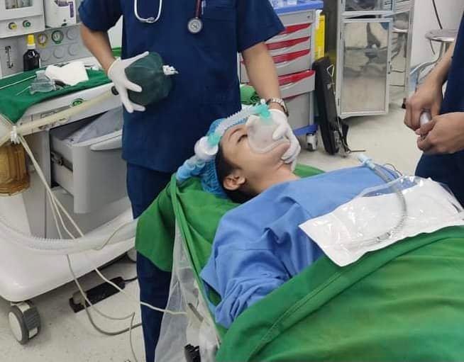 Người đẹp chuyển giới Lương Mỹ Kỳ khóc nức nở trên giường bệnh