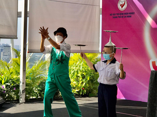 NSND Kim Cương trao 80 học bổng cho trẻ mồ c&ocirc;i v&igrave; Covid-19 - Ảnh 2.