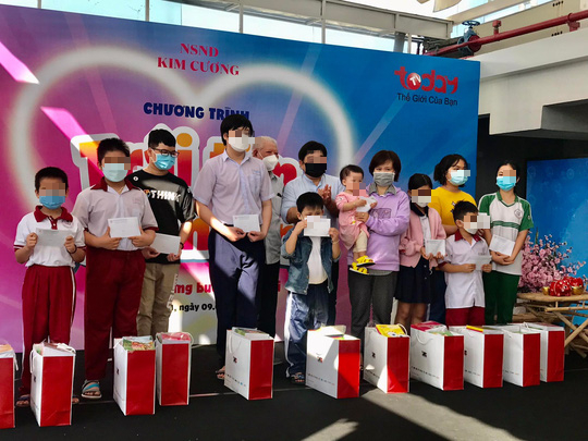 NSND Kim Cương trao 80 học bổng cho trẻ mồ c&ocirc;i v&igrave; Covid-19 - Ảnh 3.