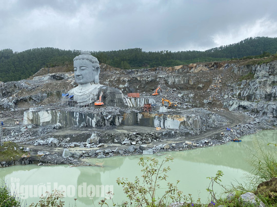 Ngắm tượng Phật khổng lồ giữa mỏ đ&aacute; chưa ho&agrave;n thổ - Ảnh 5.
