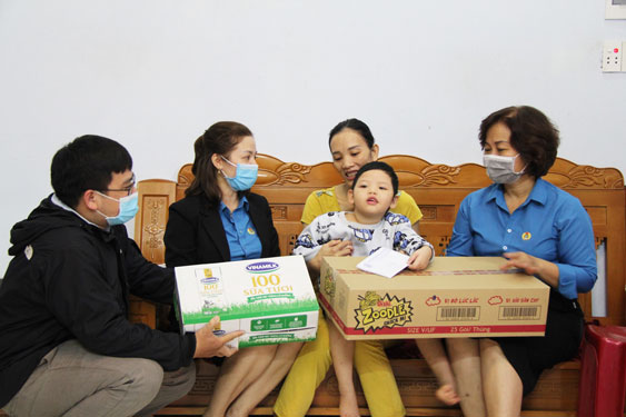 Tết ấm cho con công nhân khó khăn
