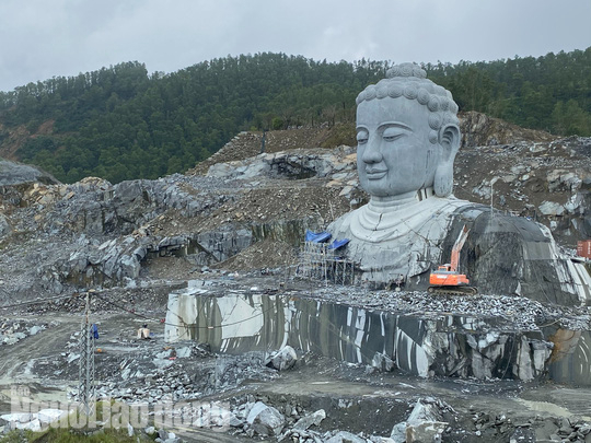 Ngắm tượng Phật khổng lồ giữa mỏ đ&aacute; chưa ho&agrave;n thổ - Ảnh 3.