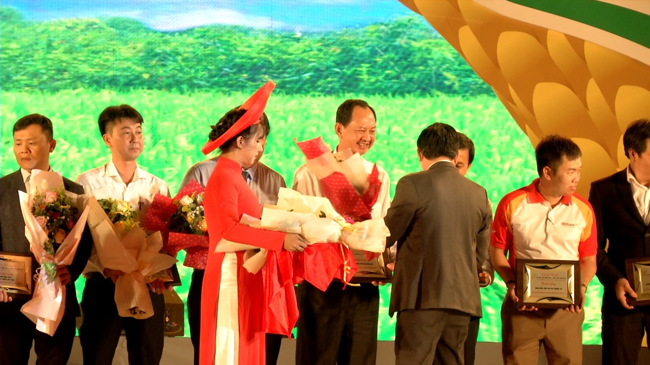 Agribank t&agrave;i trợ 1 tỉ đồng cho Festival L&uacute;a gạo Việt Nam lần thứ V - Ảnh 3.