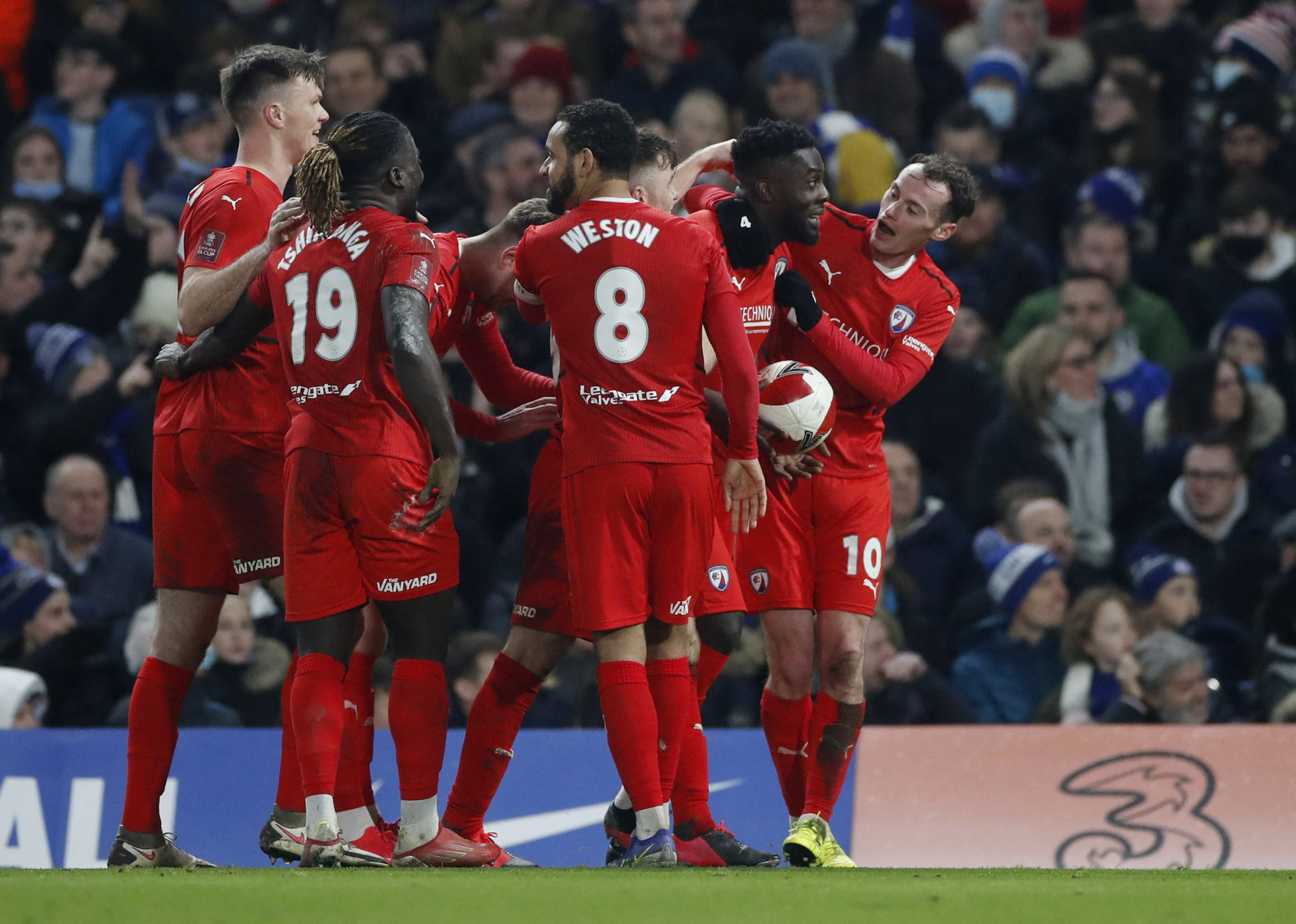 Đội bóng hạng tư ăn mừng khi phá lưới nhà vô địch Champions League - Ảnh 7.