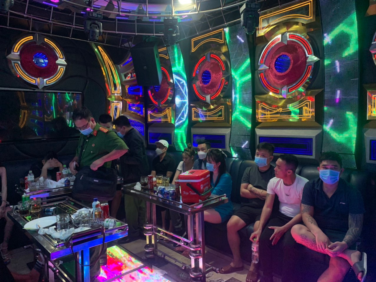 Quán karaoke đóng cửa, tắt đèn để khách "bay, lắc" bên trong