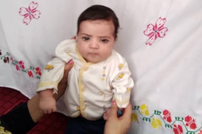Sáng tỏ số phận bé trai Afghanistan được nâng qua hàng rào thép gai