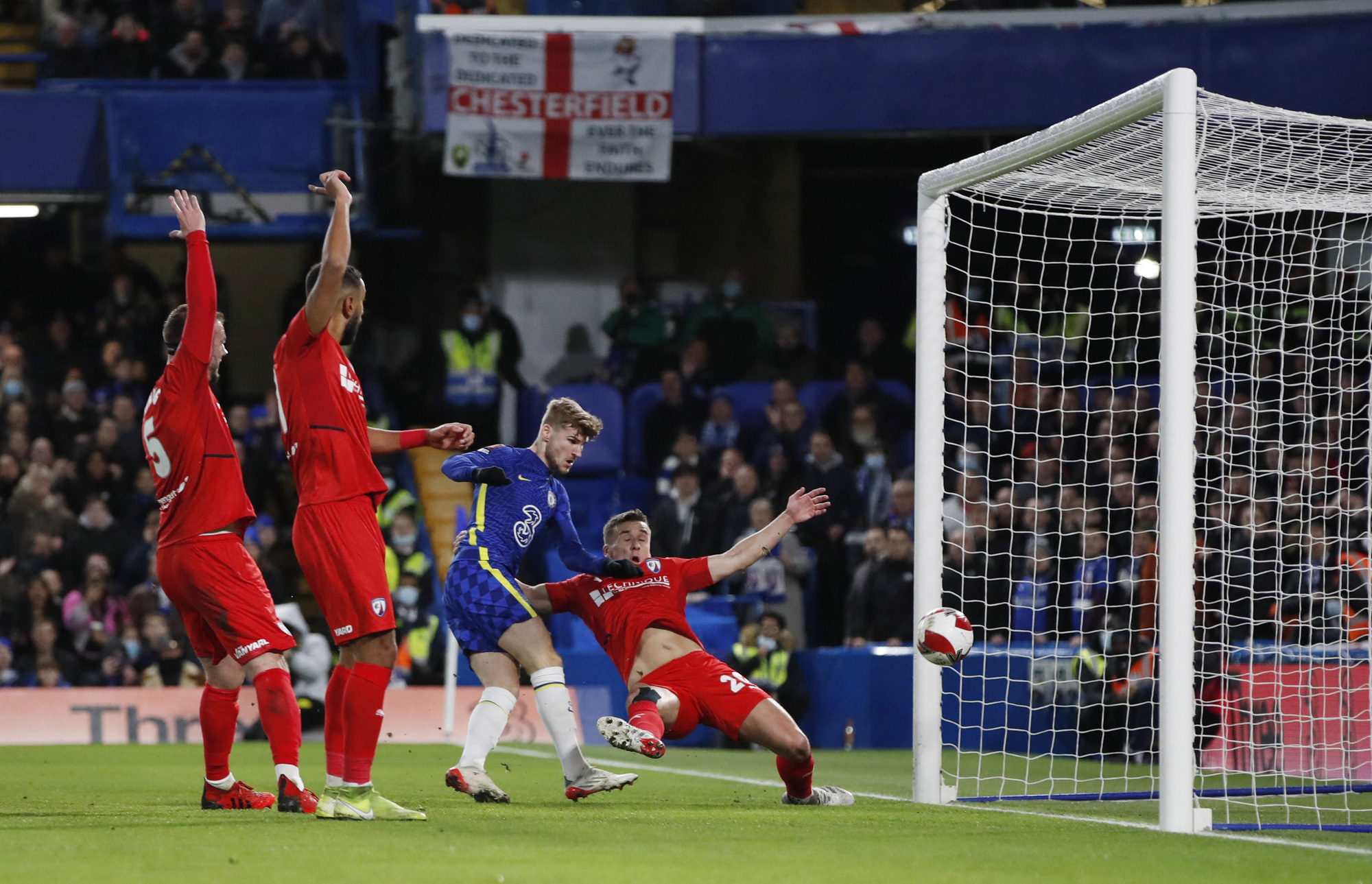 Đội bóng hạng tư ăn mừng khi phá lưới nhà vô địch Champions League - Ảnh 2.