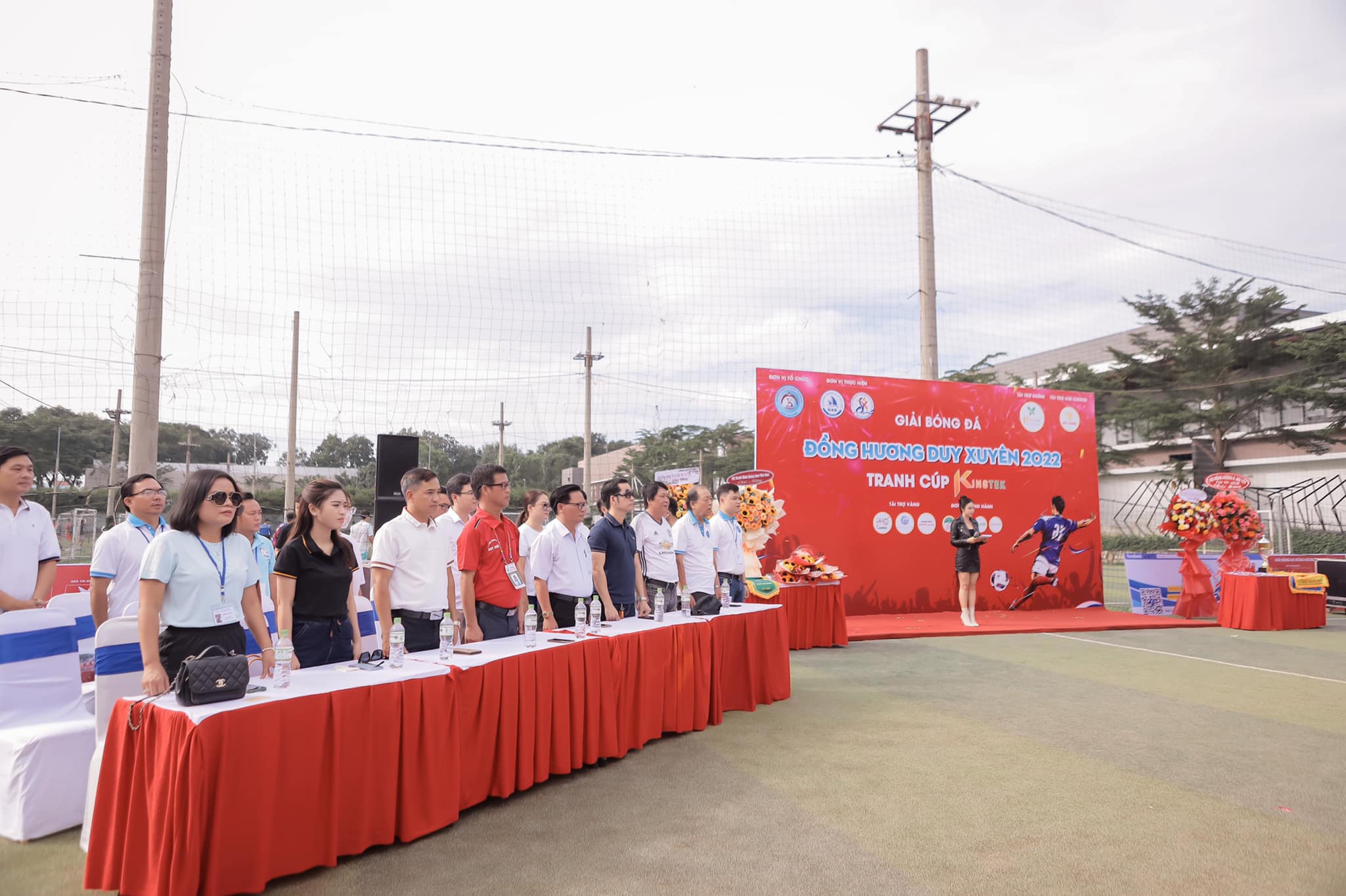 S&ocirc;i nổi Giải B&oacute;ng đ&aacute; đồng hương Duy Xuy&ecirc;n 2022 - Ảnh 1.