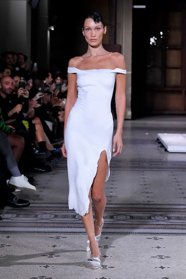 Khoảnh khắc tạo ra chiếc váy phun sơn gây sốt của Bella Hadid - Ảnh 4.