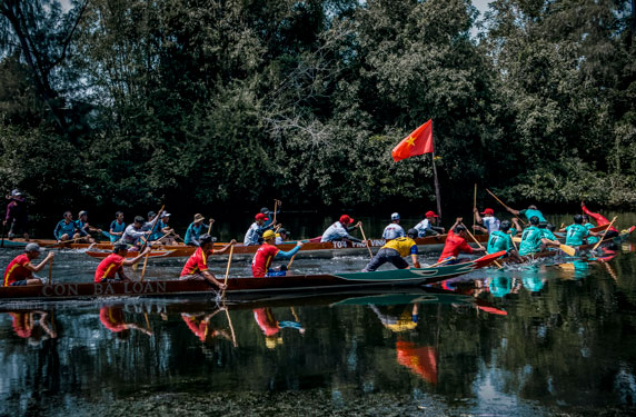 CUỘC THI ẢNH "THIÊNG LIÊNG CỜ TỔ QUỐC": Màu cờ tôi yêu