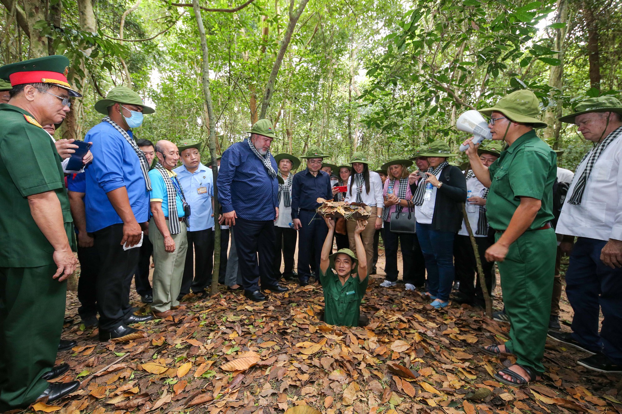 Thủ tướng Cuba Manuel Marrero Cruz hào hứng tham quan địa đạo Củ Chi