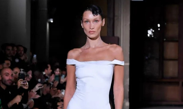 Chiếc váy phun sơn gây sốt của Bella Hadid