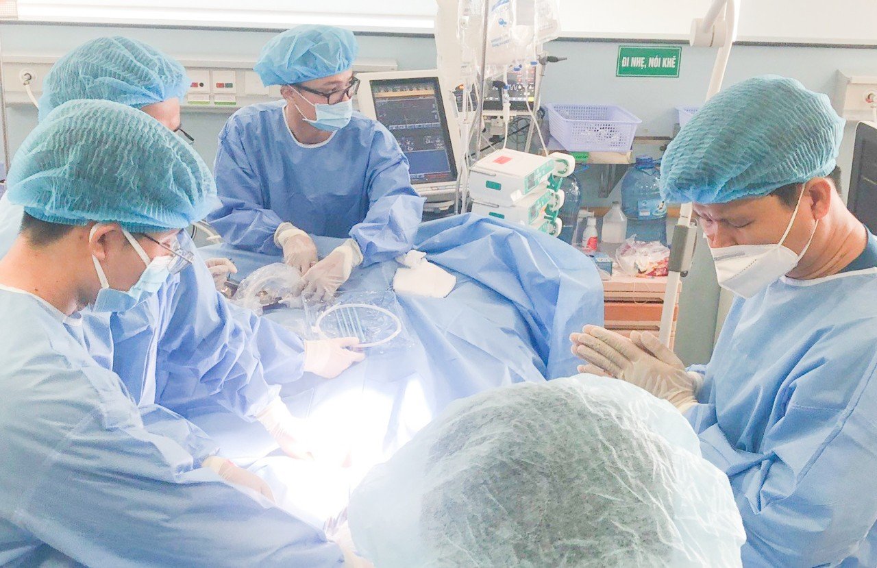 B&aacute;c sĩ chạy đua thời gian cứu nam sinh vi&ecirc;n chấn thương đa cơ quan, dập phổi - Ảnh 1.