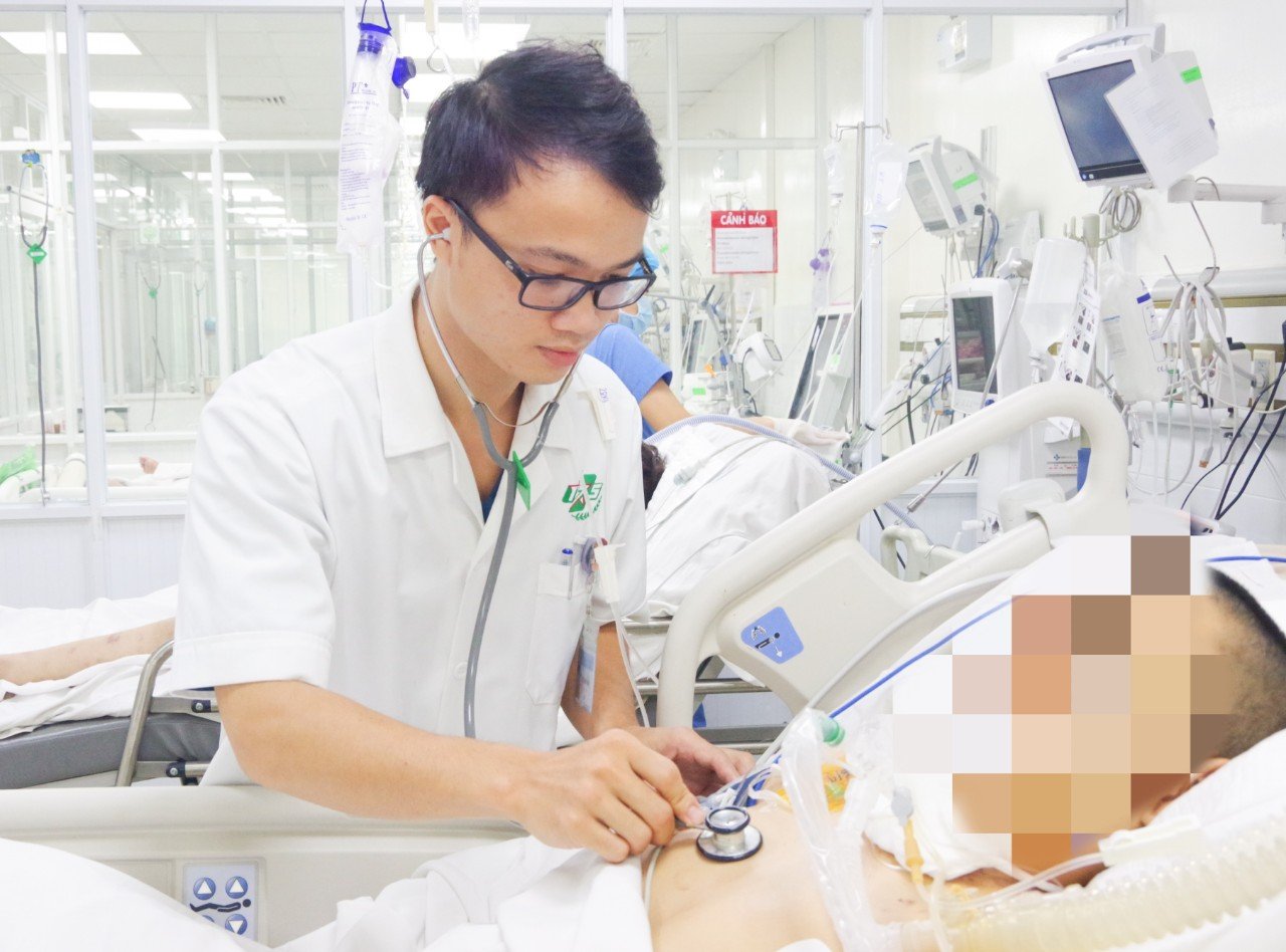 B&aacute;c sĩ chạy đua thời gian cứu nam sinh vi&ecirc;n chấn thương đa cơ quan, dập phổi - Ảnh 2.