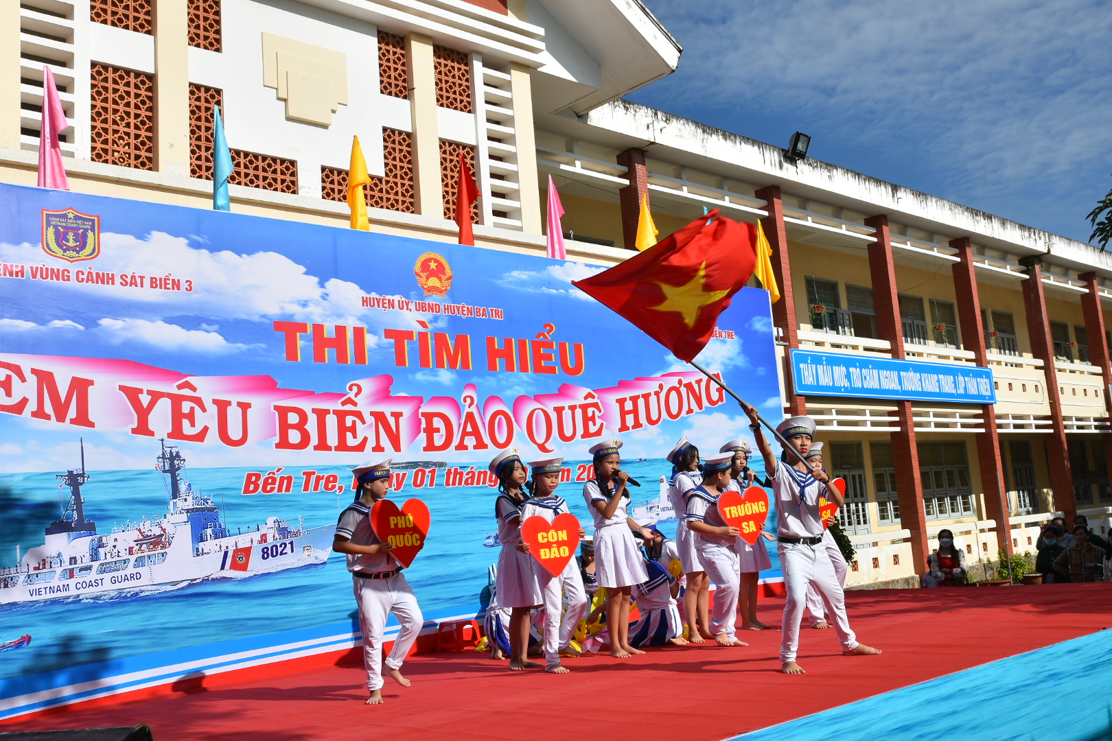 Th&ecirc;m 2.000 l&aacute; cờ Tổ quốc tặng ngư d&acirc;n tỉnh Bến Tre - Ảnh 3.
