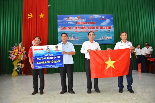 Thêm 2.000 lá cờ Tổ quốc tặng ngư dân tỉnh Bến Tre