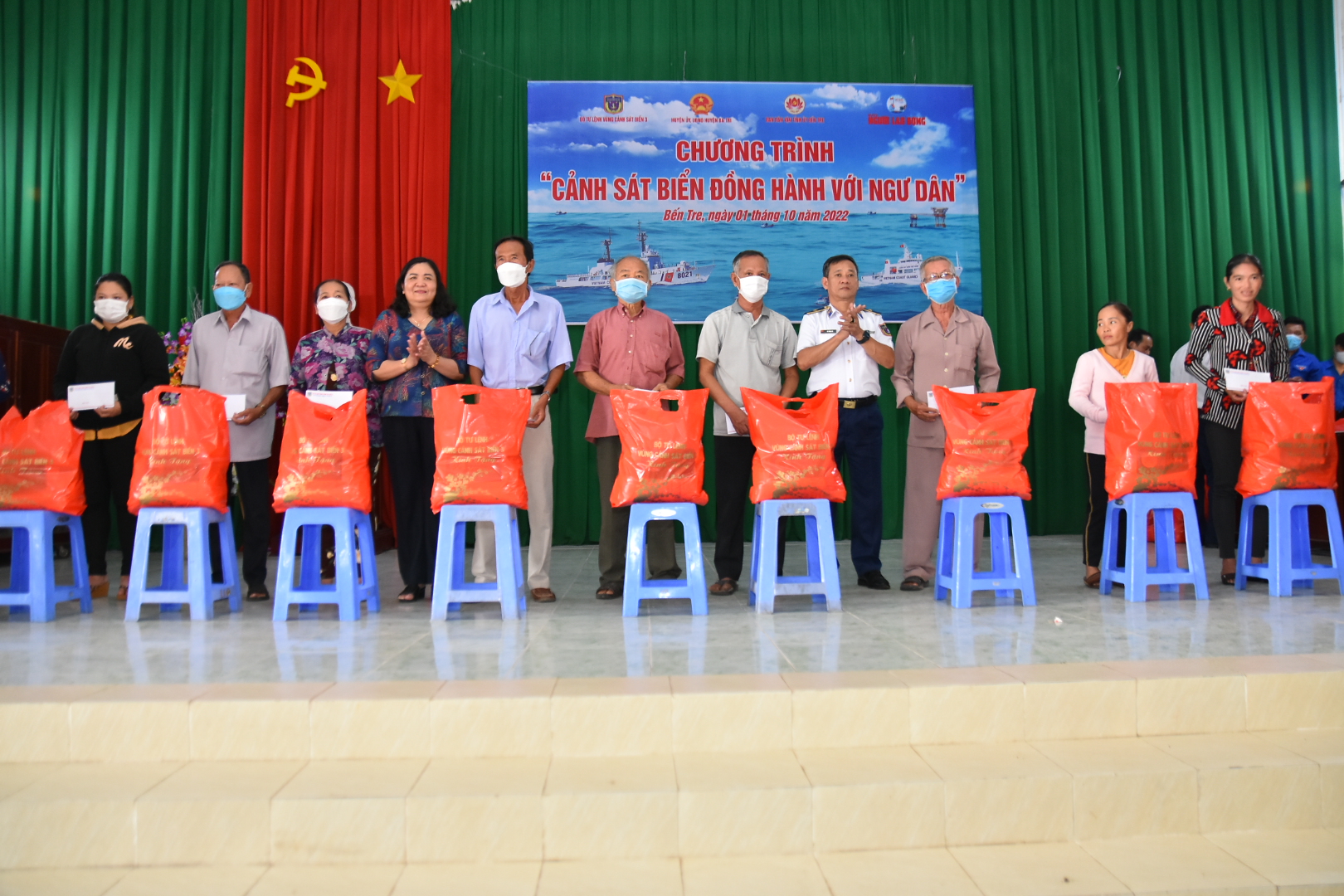Th&ecirc;m 2.000 l&aacute; cờ Tổ quốc tặng ngư d&acirc;n tỉnh Bến Tre - Ảnh 19.