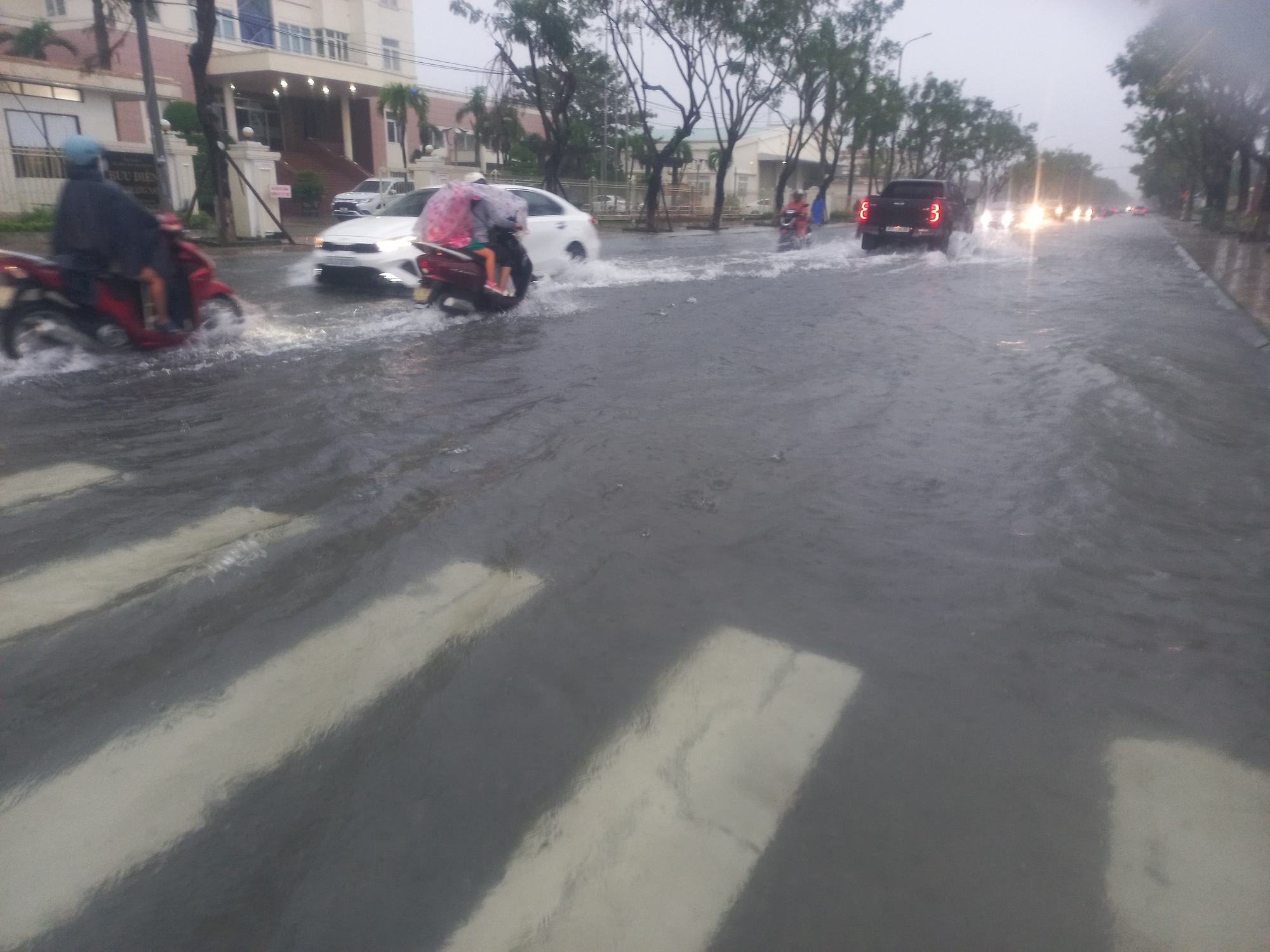 Quảng Nam: 2 người bị lũ cuốn, đường phố Tam Kỳ thành biển nước - Ảnh 2.