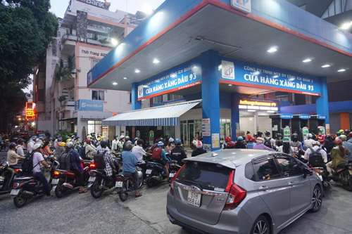 Bộ Công Thương "cơ bản đáp ứng đủ", nhiều nơi vẫn bán xăng dầu nhỏ giọt