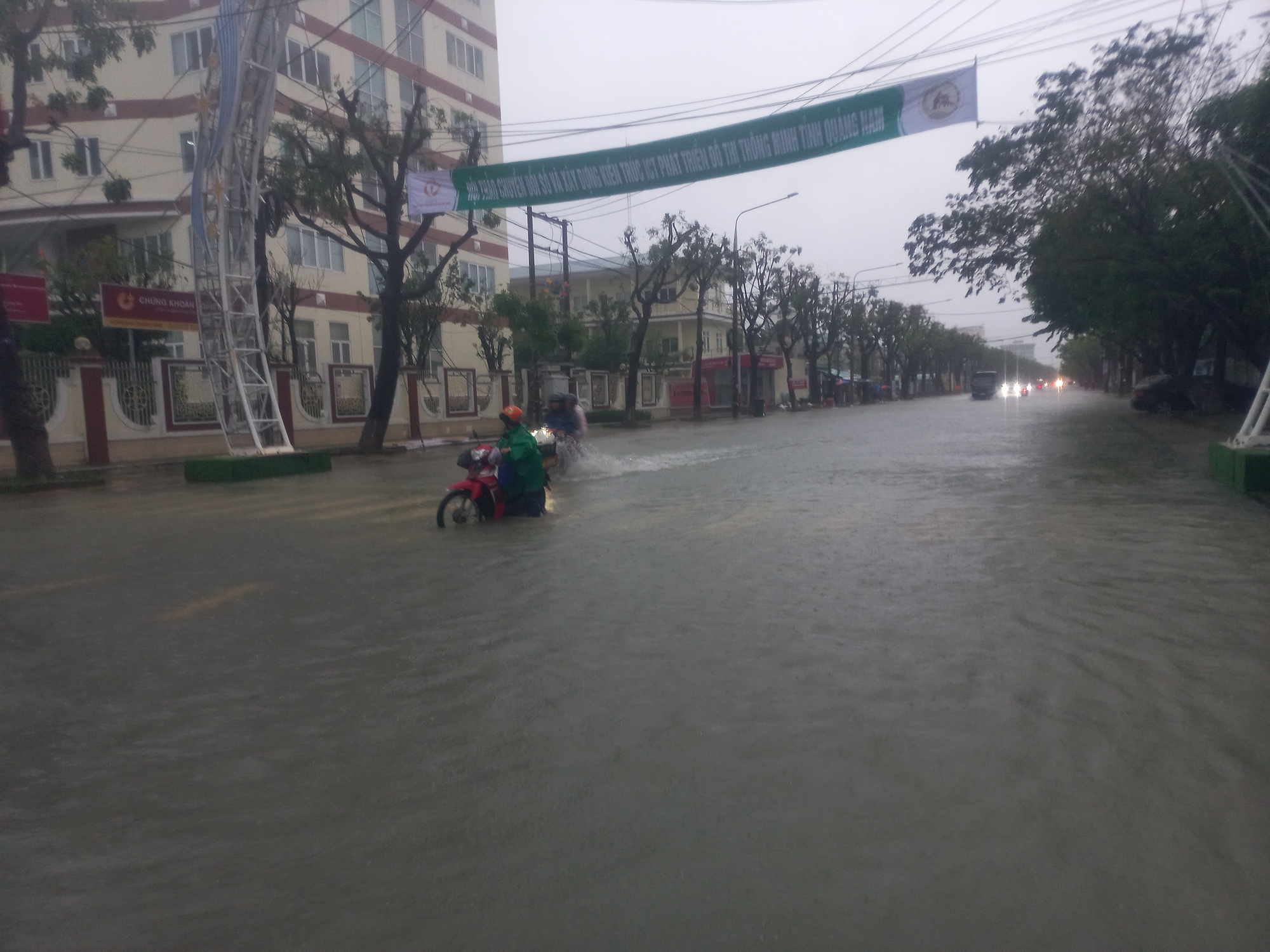 Quảng Nam: 2 người bị lũ cuốn, đường phố Tam Kỳ thành biển nước - Ảnh 3.