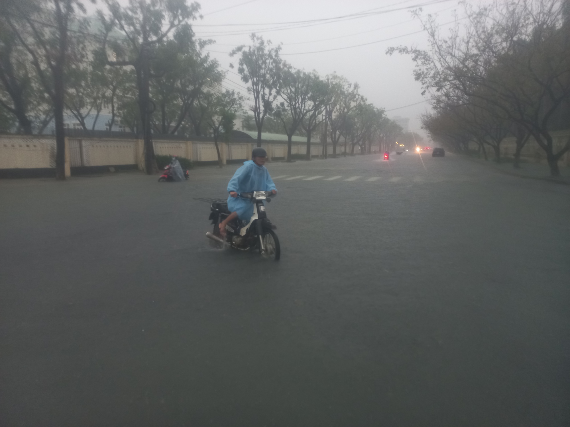 Quảng Nam: 2 người bị lũ cuốn, đường phố Tam Kỳ thành biển nước - Ảnh 5.