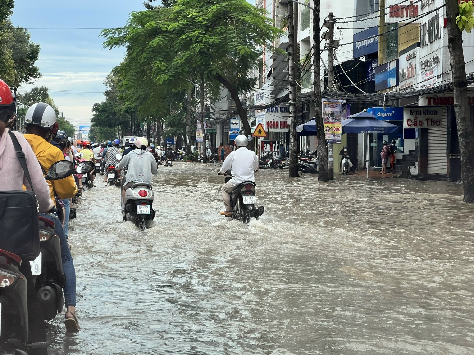 Triều cường dâng cao, Cần Thơ cho học sinh học tại nhà 3 ngày - Ảnh 2.