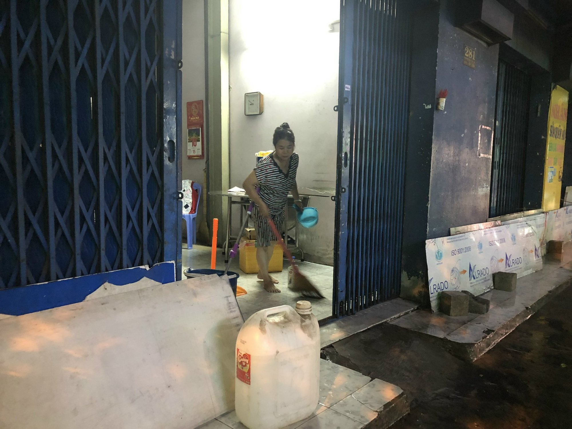Mưa lớn cuối ng&agrave;y, nhiều tuyến đường tại TP HCM ngập s&acirc;u trong nước - Ảnh 6.