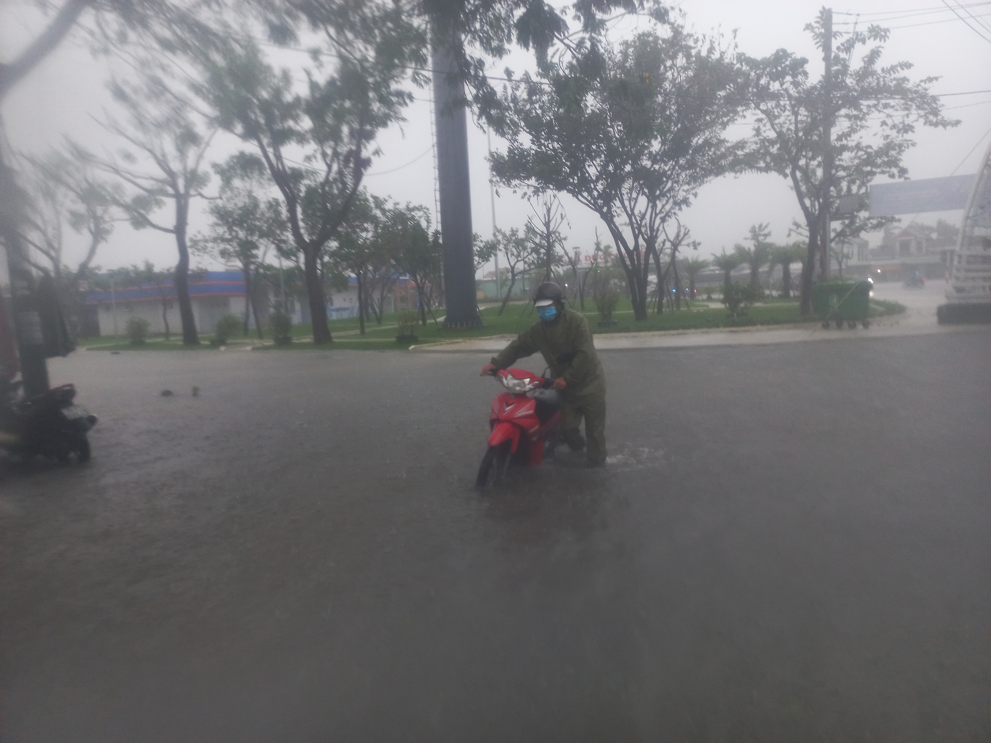 Quảng Nam: 2 người bị lũ cuốn, đường phố Tam Kỳ thành biển nước - Ảnh 8.