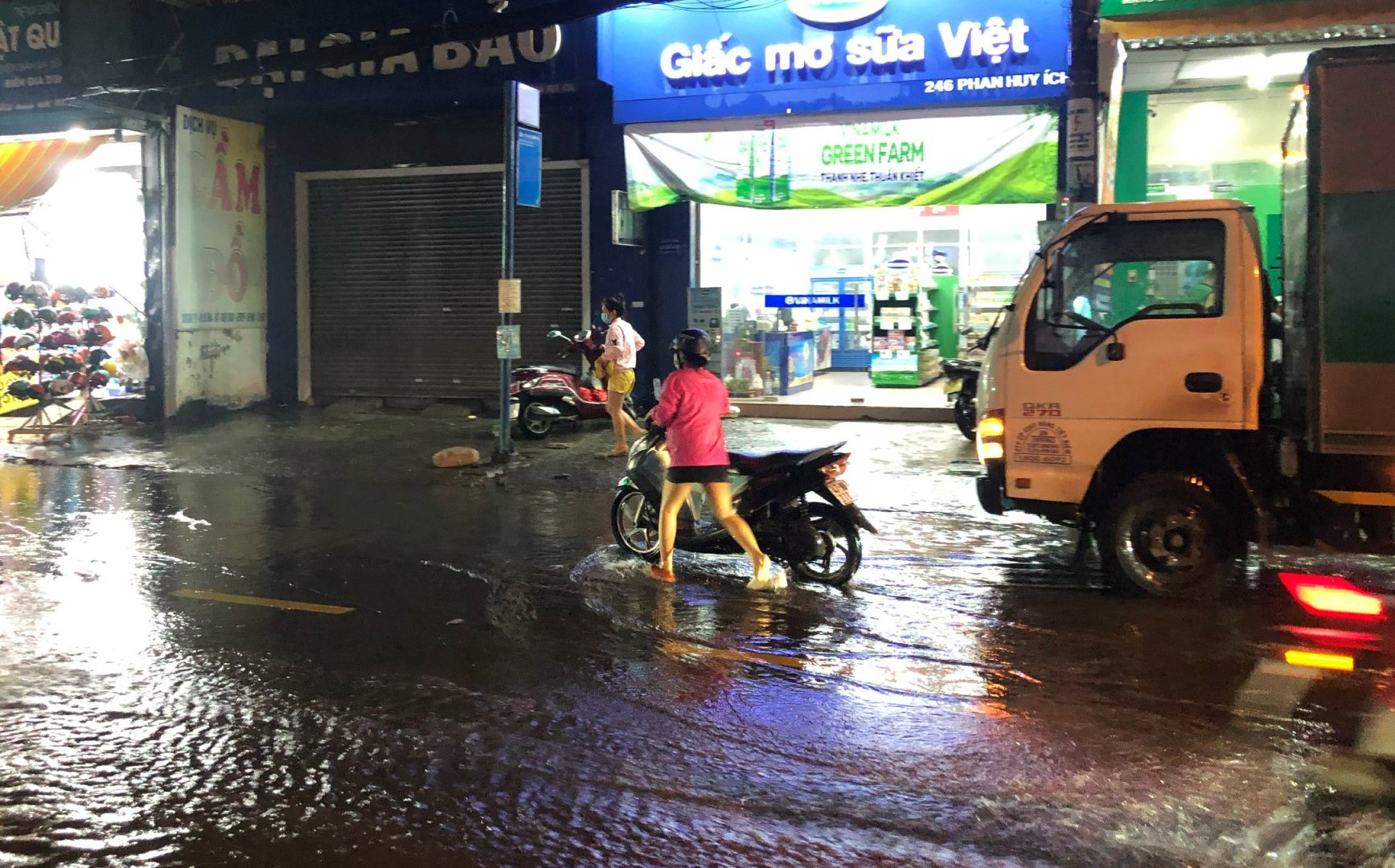 Mưa lớn cuối ng&agrave;y, nhiều tuyến đường tại TP HCM ngập s&acirc;u trong nước - Ảnh 3.
