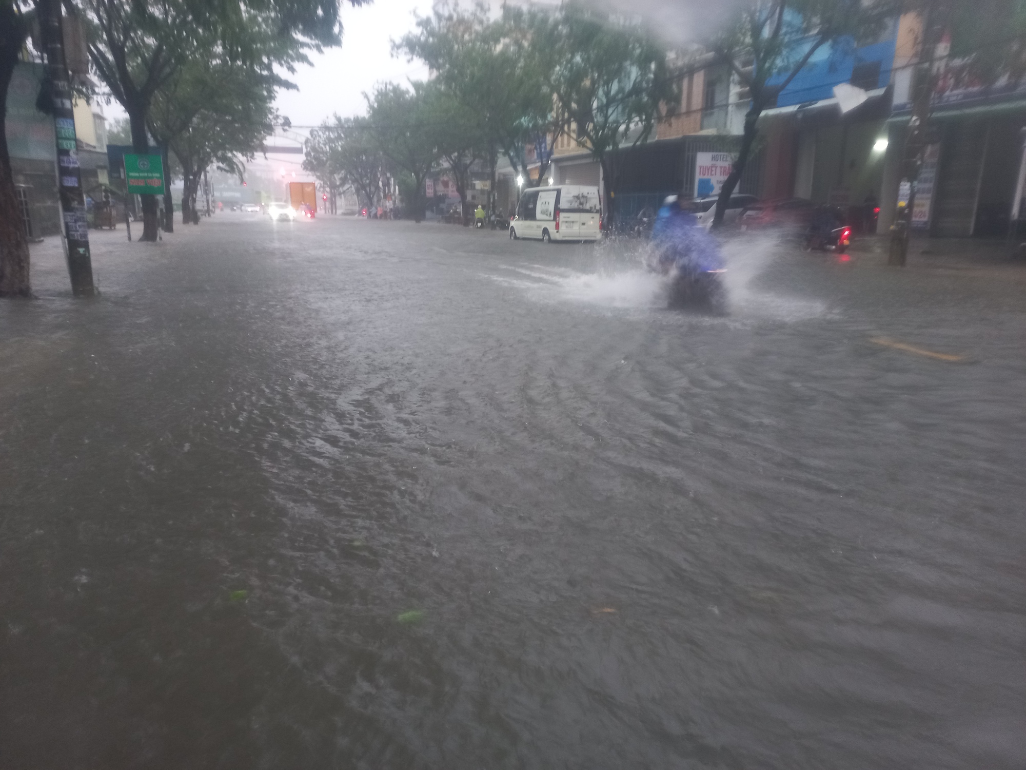 Quảng Nam: 2 người bị lũ cuốn, đường phố Tam Kỳ thành biển nước - Ảnh 7.