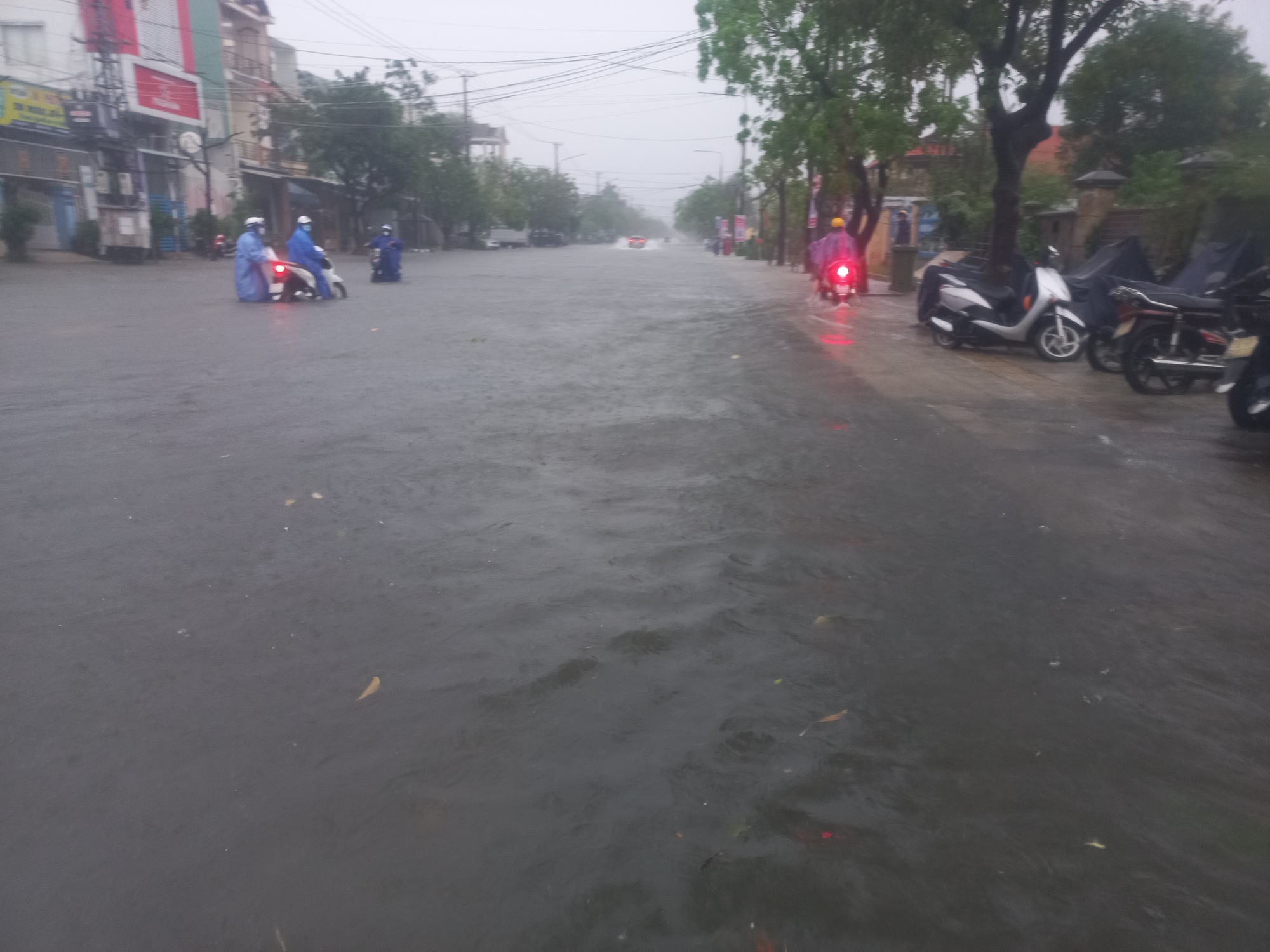 Quảng Nam: 2 người bị lũ cuốn, đường phố Tam Kỳ thành biển nước - Ảnh 12.