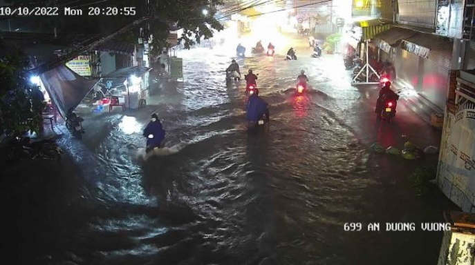 Mưa lớn cuối ng&agrave;y, nhiều tuyến đường tại TP HCM ngập s&acirc;u trong nước - Ảnh 9.