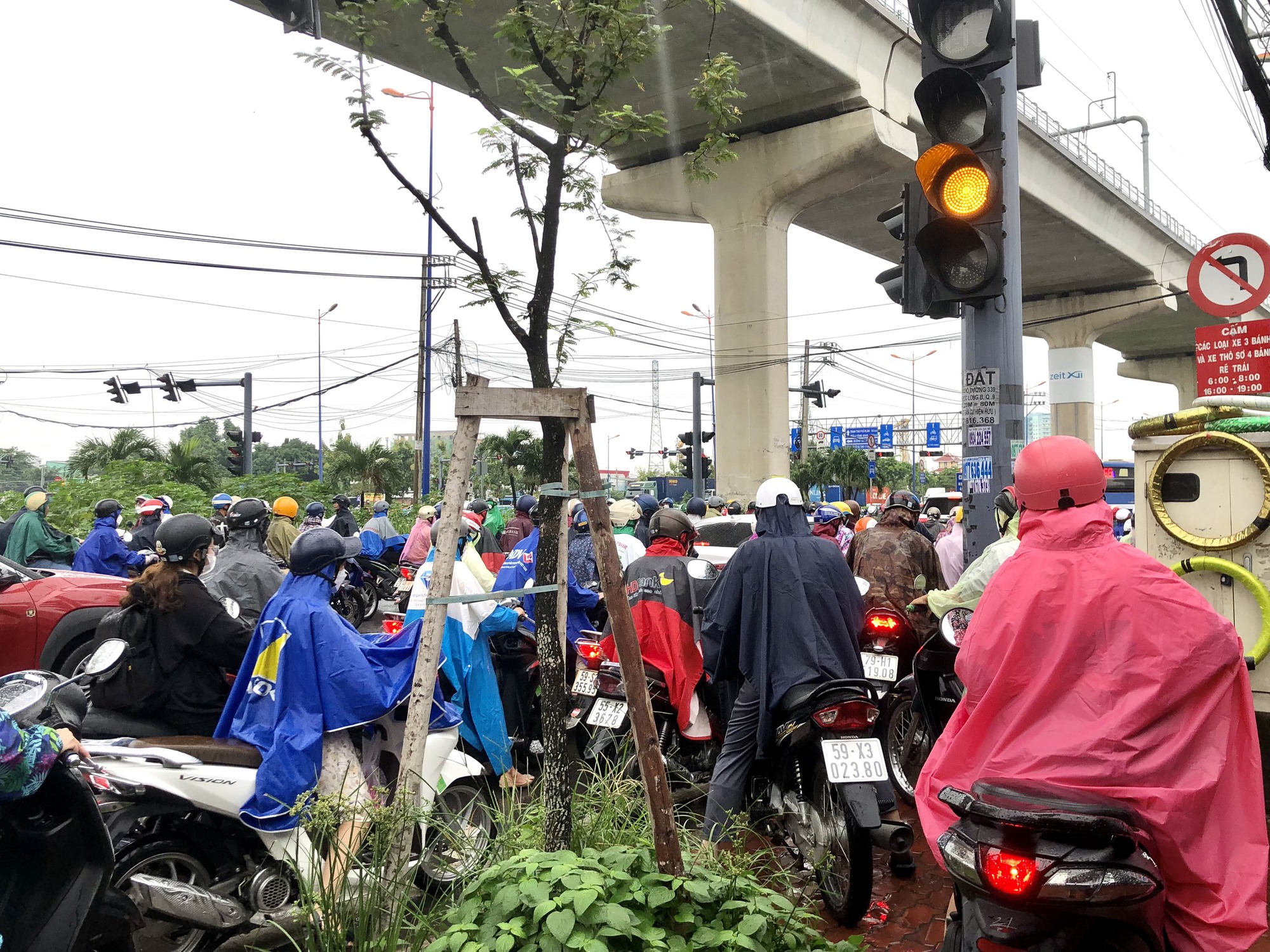 TP HCM: Sáng sớm, hàng ngàn phương tiện "đánh vật" dưới mưa