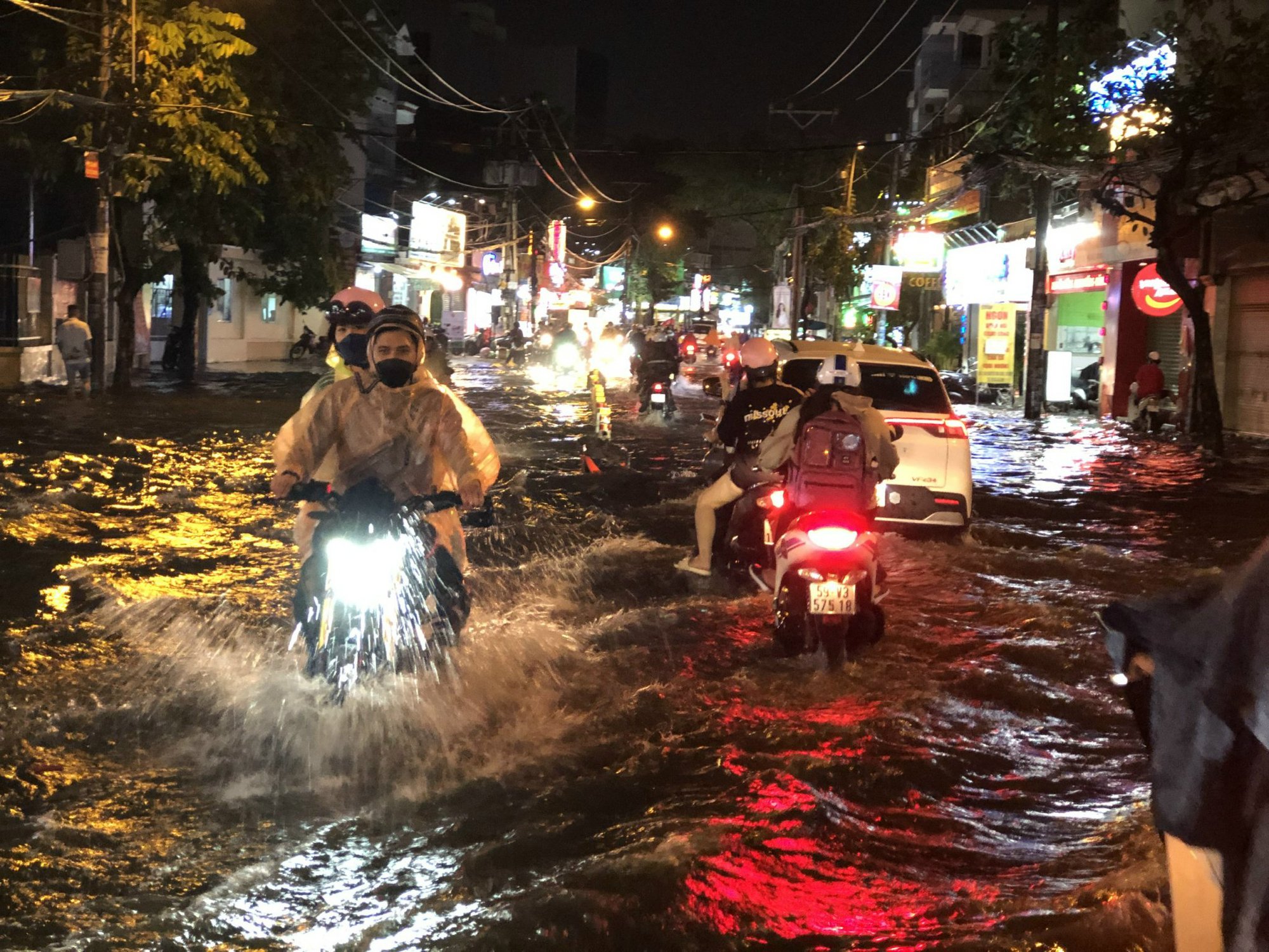 Mưa lớn cuối ngày, nhiều tuyến đường tại TP HCM ngập sâu trong nước