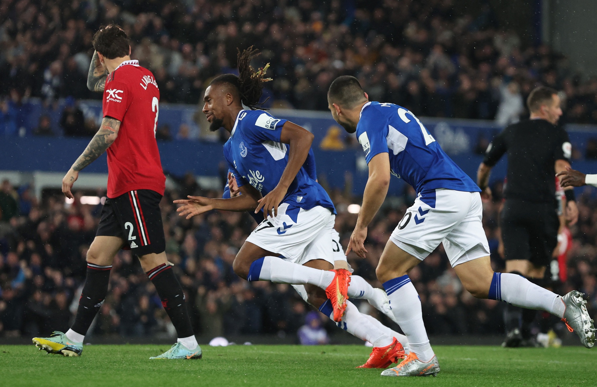 Ronaldo ghi bàn thứ 700, Man United ngược dòng hạ gục Everton - Ảnh 3.