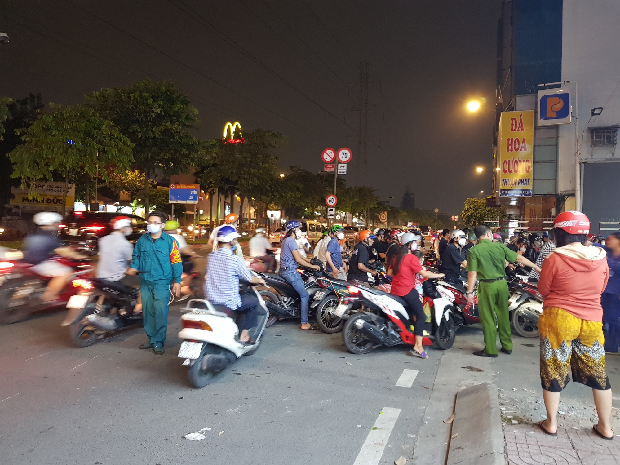 TP HCM: Người dân vẫn khó tìm được nơi đổ xăng - Ảnh 3.