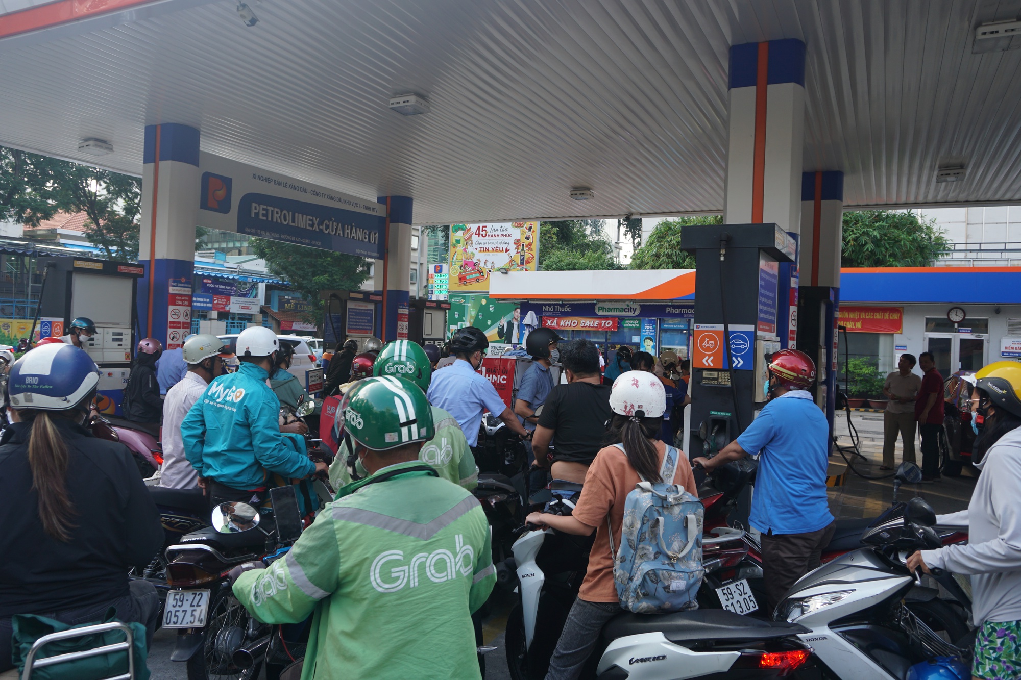TP HCM: Người dân vẫn khó tìm được nơi đổ xăng - Ảnh 1.