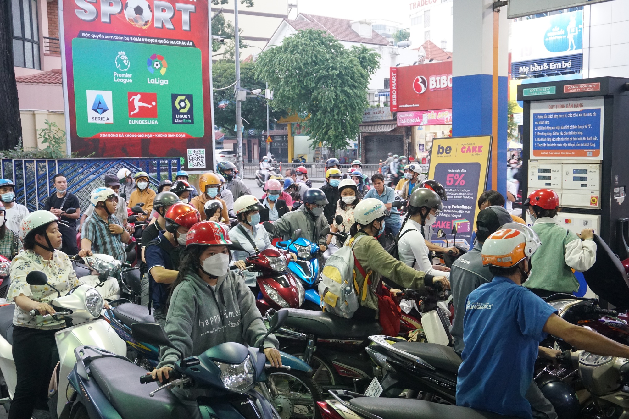 TP HCM: Người dân vẫn khó tìm được nơi đổ xăng