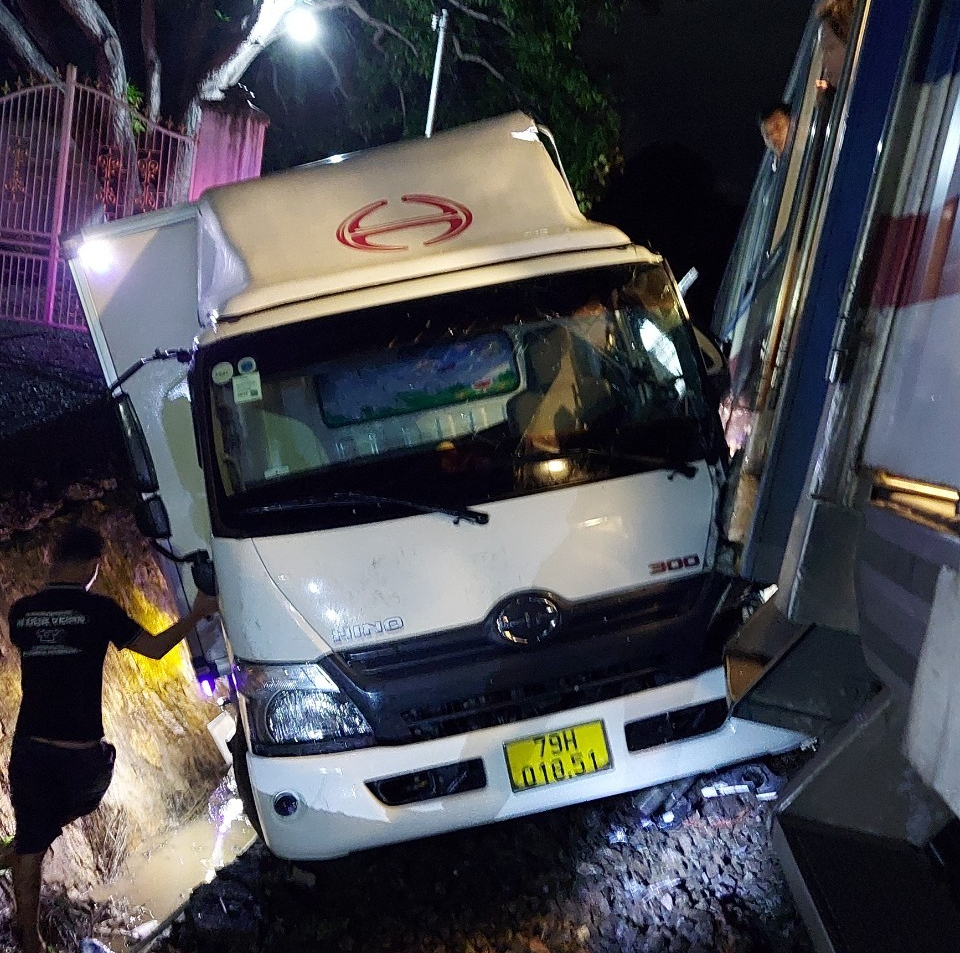Tàu khách tông ôtô tải ở tỉnh Khánh Hòa