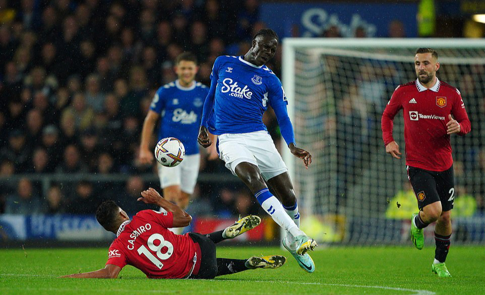 Ronaldo ghi bàn thứ 700, Man United ngược dòng hạ gục Everton - Ảnh 2.