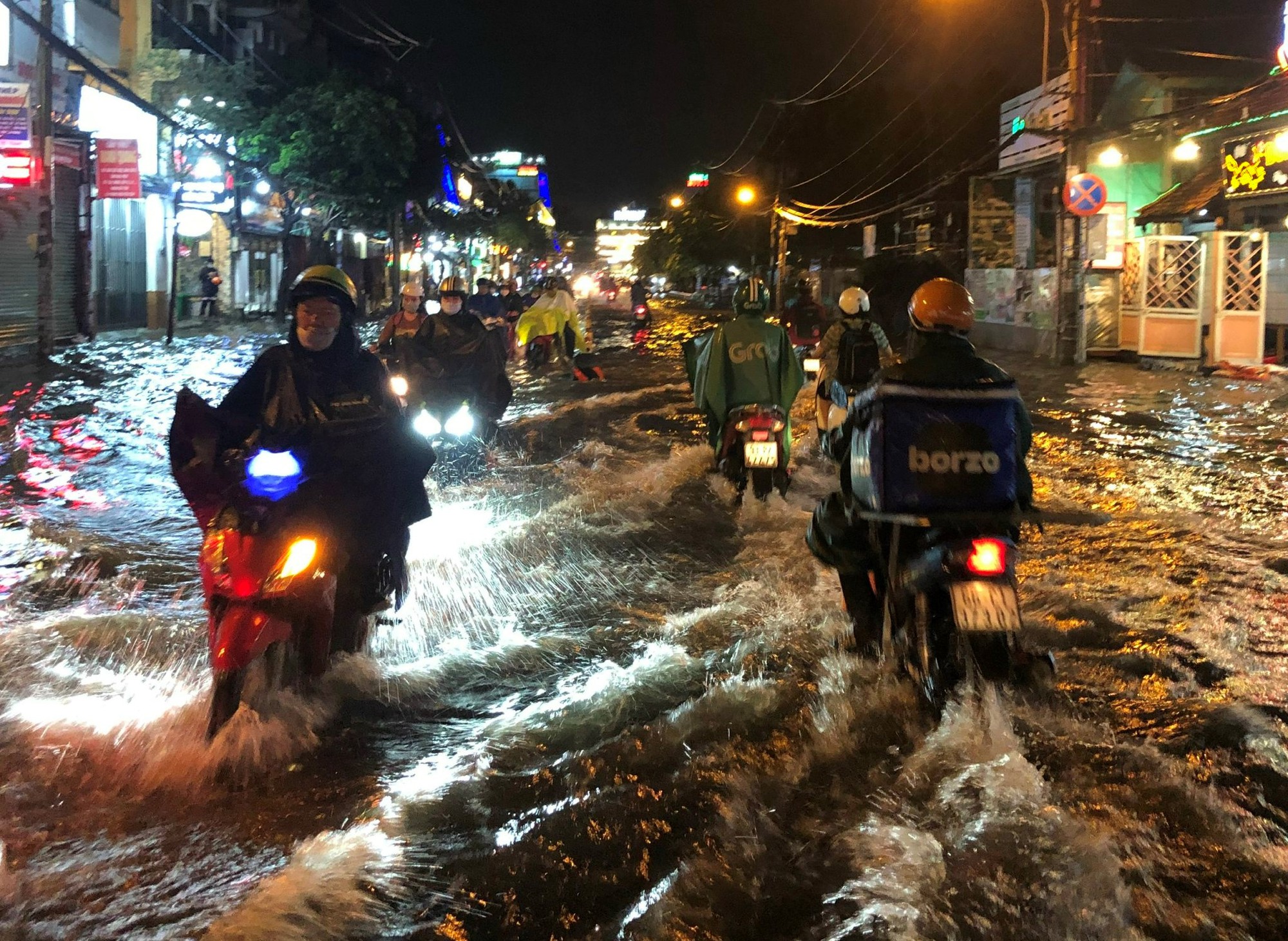 Mưa lớn cuối ng&agrave;y, nhiều tuyến đường tại TP HCM ngập s&acirc;u trong nước - Ảnh 2.