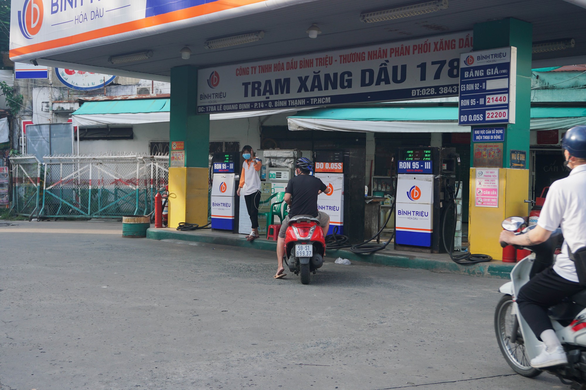 TP HCM: Người dân vẫn khó tìm được nơi đổ xăng - Ảnh 2.