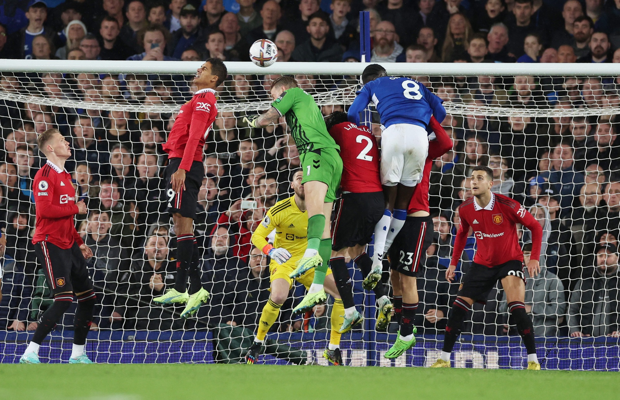 Ronaldo ghi bàn thứ 700, Man United ngược dòng hạ gục Everton - Ảnh 7.