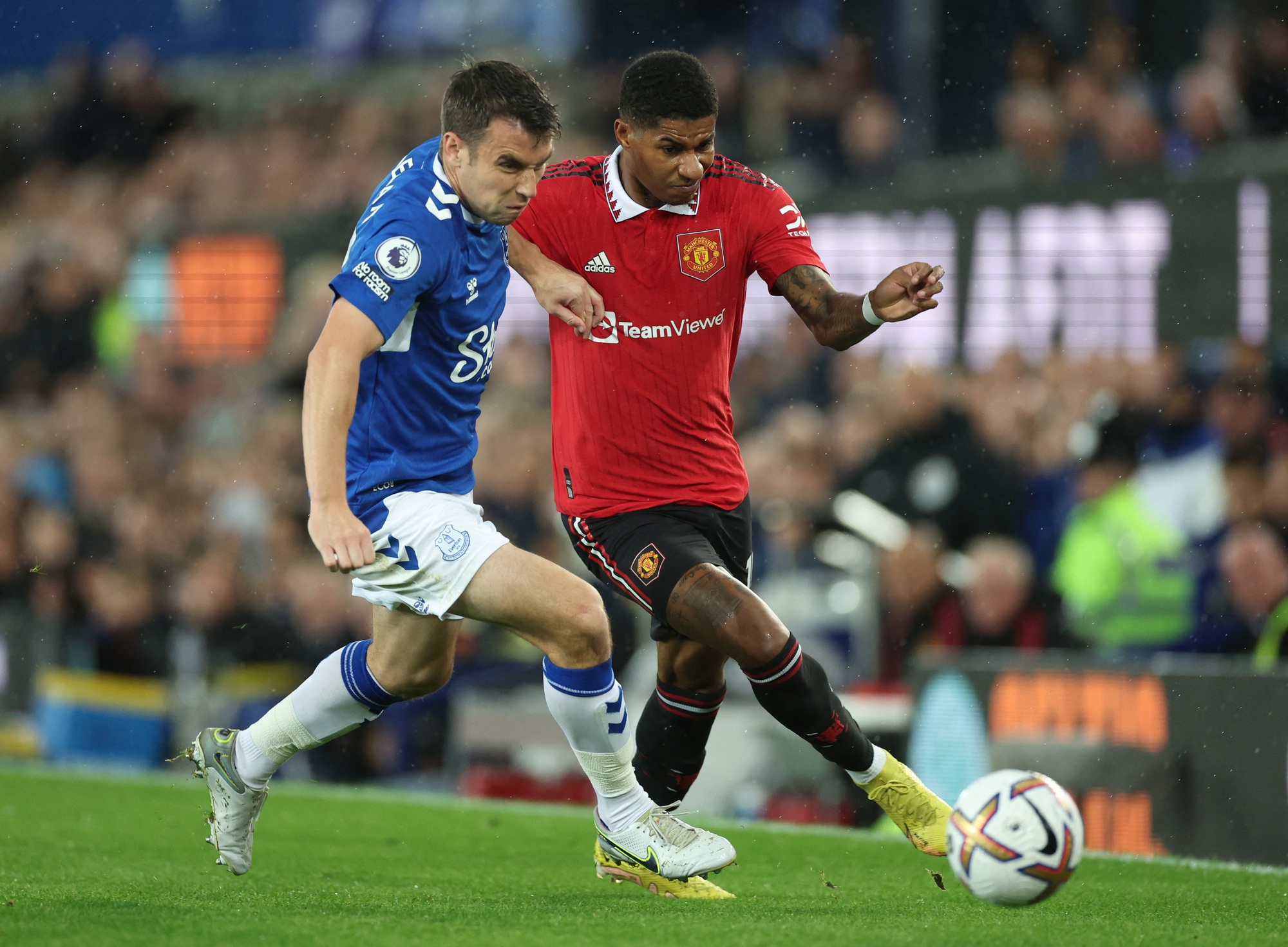 Ronaldo ghi bàn thứ 700, Man United ngược dòng hạ gục Everton - Ảnh 1.