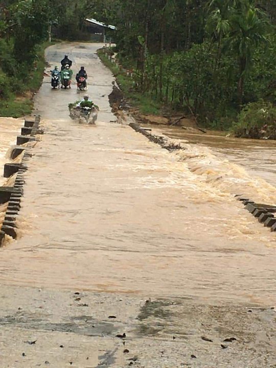 Miền Trung: Mưa lớn, thủy điện xả lũ, nhiều nơi ngập nặng - Ảnh 12.