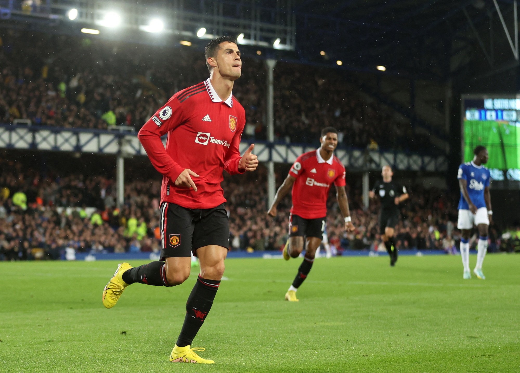 Ronaldo ghi bàn thứ 700, Man United ngược dòng hạ gục Everton - Ảnh 5.