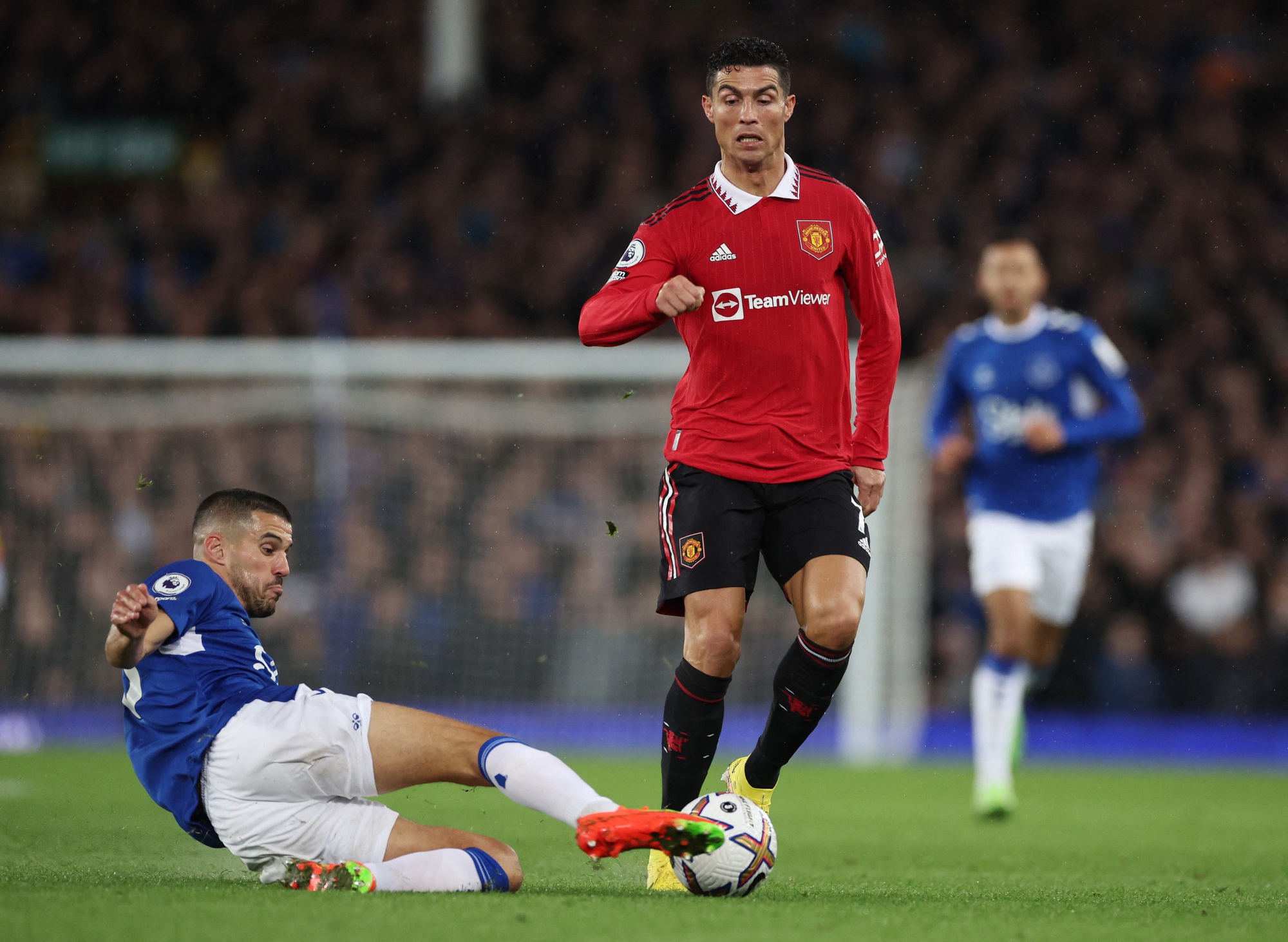 Ronaldo ghi bàn thứ 700, Man United ngược dòng hạ gục Everton