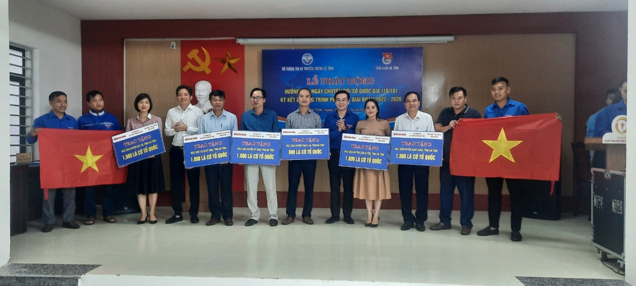 Trao 10.000 lá cờ Tổ quốc cho 6 huyện, thị, đồn biên phòng và Tỉnh đoàn Hà Tĩnh