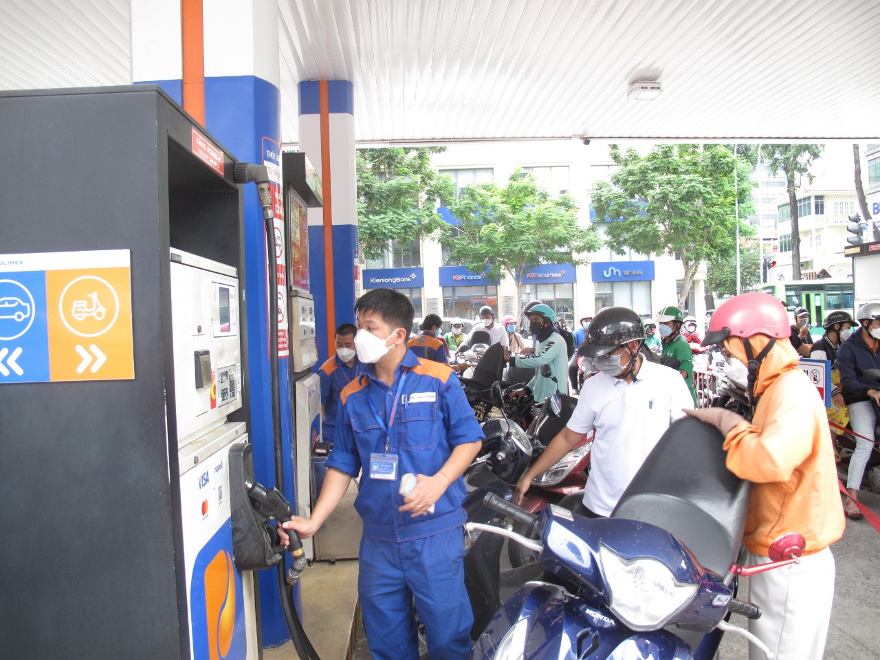 UBND TP HCM chỉ đạo khẩn li&ecirc;n quan đến t&igrave;nh h&igrave;nh xăng dầu - Ảnh 1.