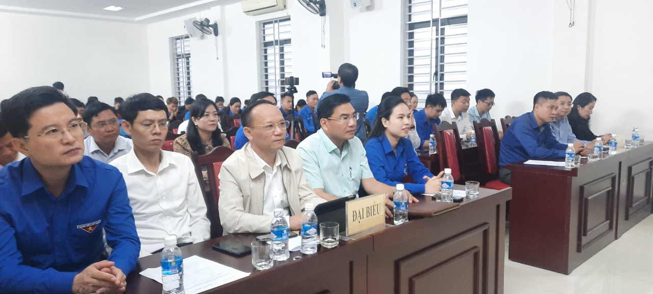 Trao 10.000 l&aacute; cờ Tổ quốc cho 6 huyện, thị, đồn bi&ecirc;n ph&ograve;ng v&agrave; Tỉnh đo&agrave;n H&agrave; Tĩnh - Ảnh 3.